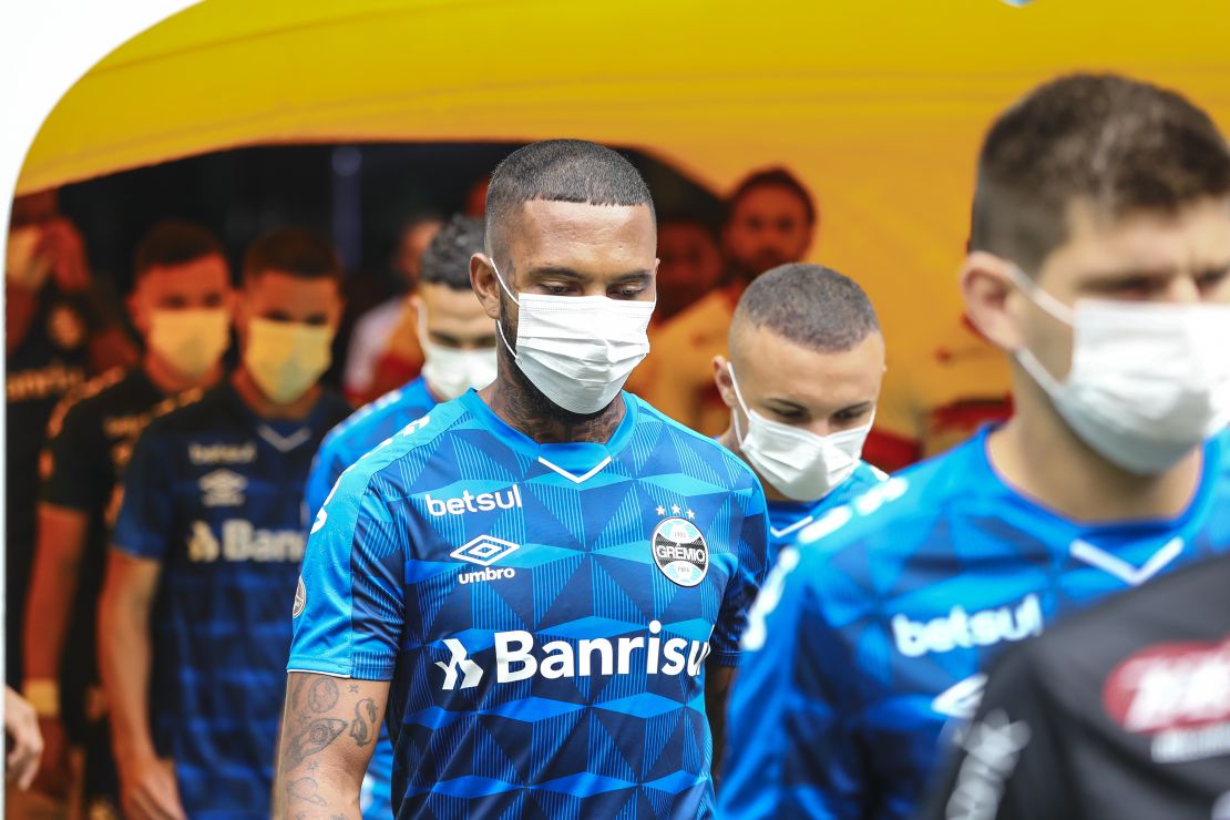 Gremio players entered the field wearing masks on Sunday. 