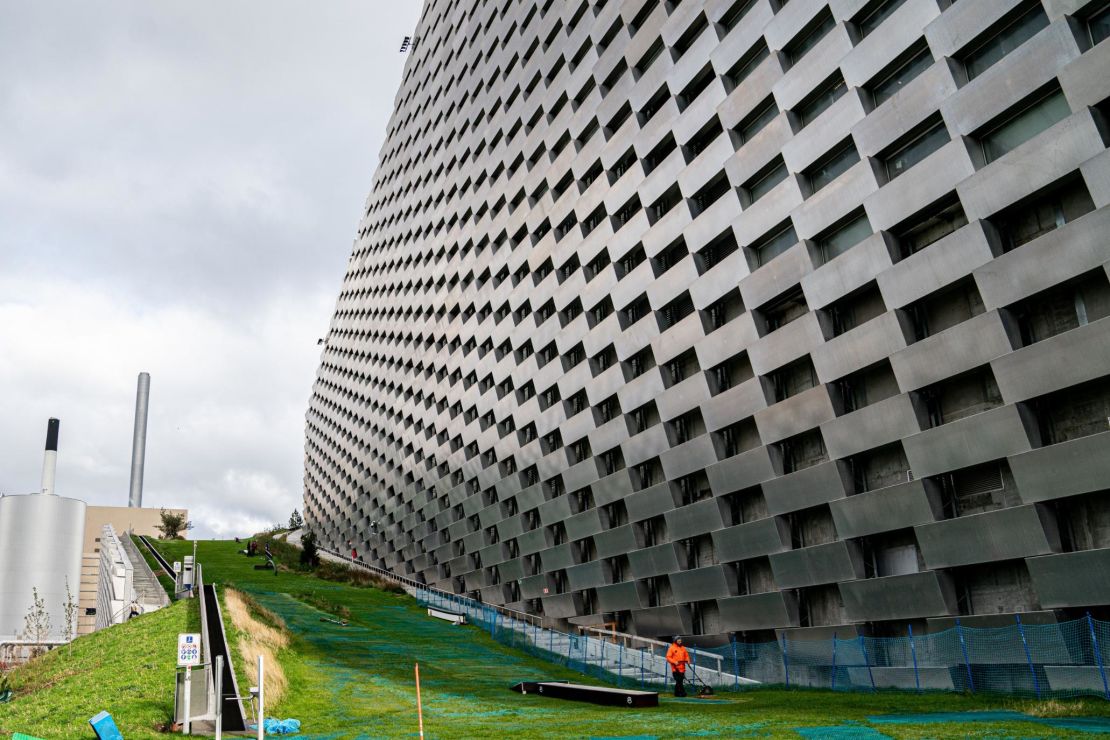 The waste-to-energy plant CopenHill has an unexpected bonus: It's also a place 
