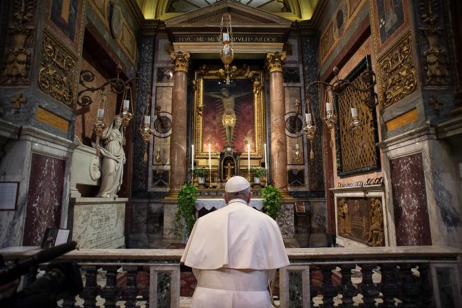 Pope Francis, inside the Church of San Marcello in Rome's city center,<a href="https://trans.hiragana.jp/ruby/https://edition.cnn.com/2020/03/16/europe/pope-francis-prayer-coronavirus-plague-crucifix-intl/index.html" target="_blank"> prays at a famous crucifix</a> that believers claim helped to save Romans from the plague in 1522.