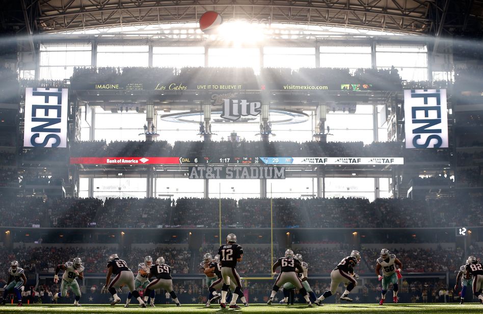 Brady drops back to pass during a game against Dallas in October 2015.