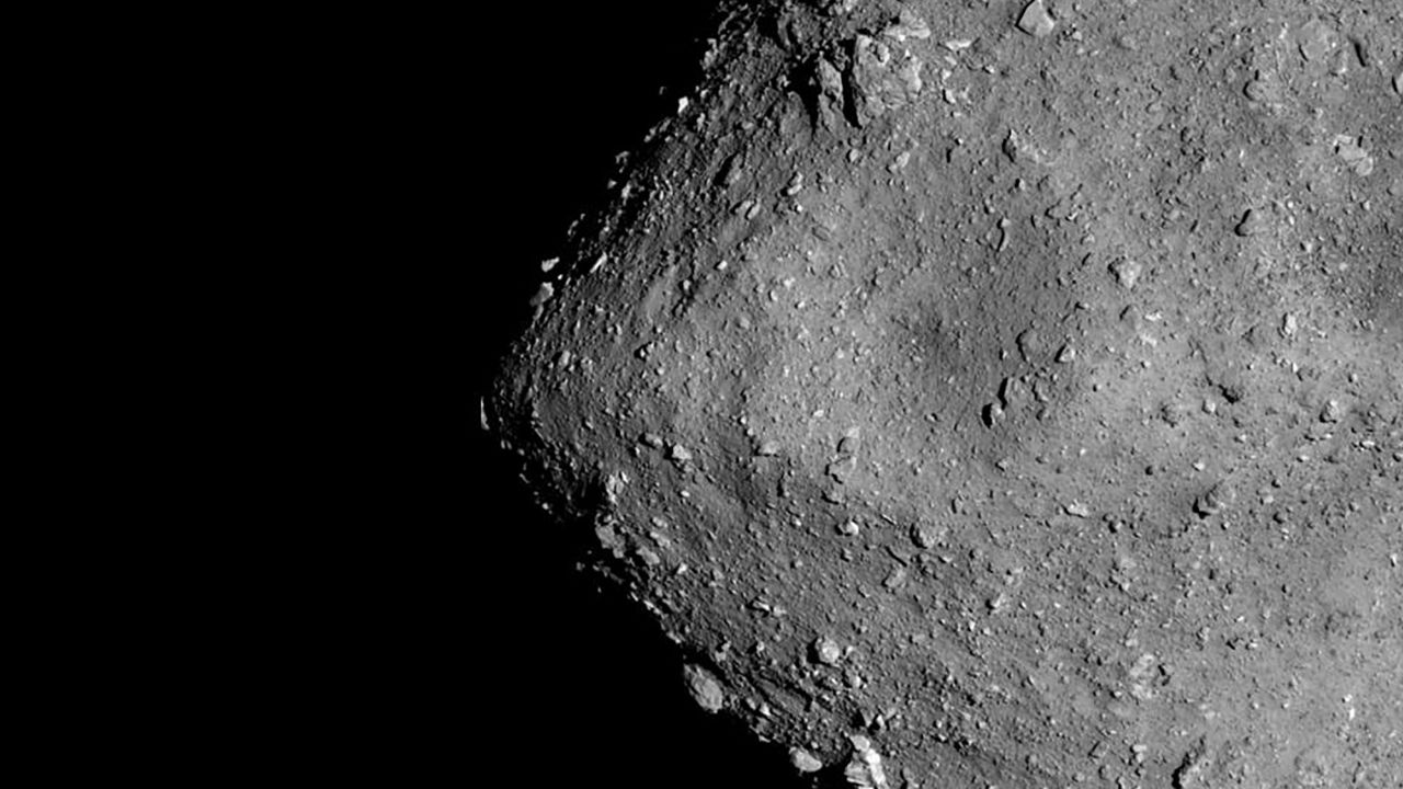 A close-up shows the surface of Ryugu.