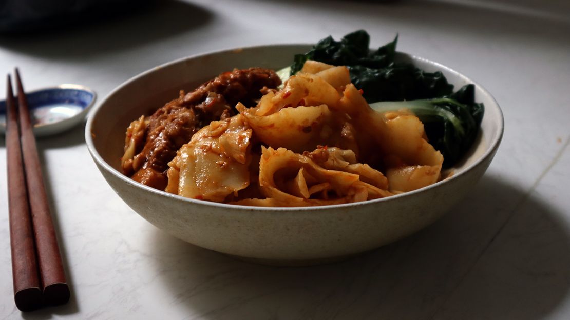 Daoxiao noodles: Thin and wavy on the sides and plump in the middle. 