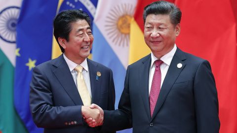 The leaders of Japan and China shake hands in 2016. Tokyo has asked that the media write their names in the same format, Abe Shinzo and Xi Jinping. 