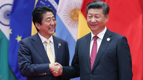 The leaders of Japan and China shake hands in 2016. Tokyo has asked that the media write their names in the same format, Abe Shinzo and Xi Jinping.