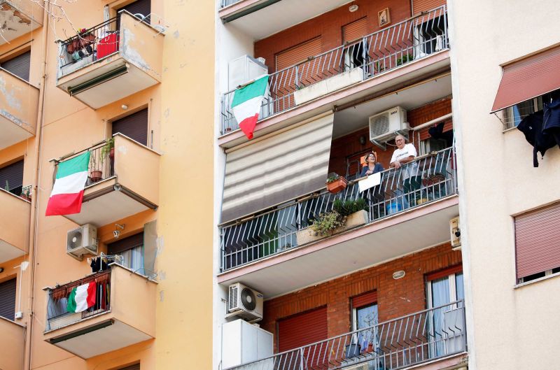 Italians sing together as radio stations broadcast national anthem