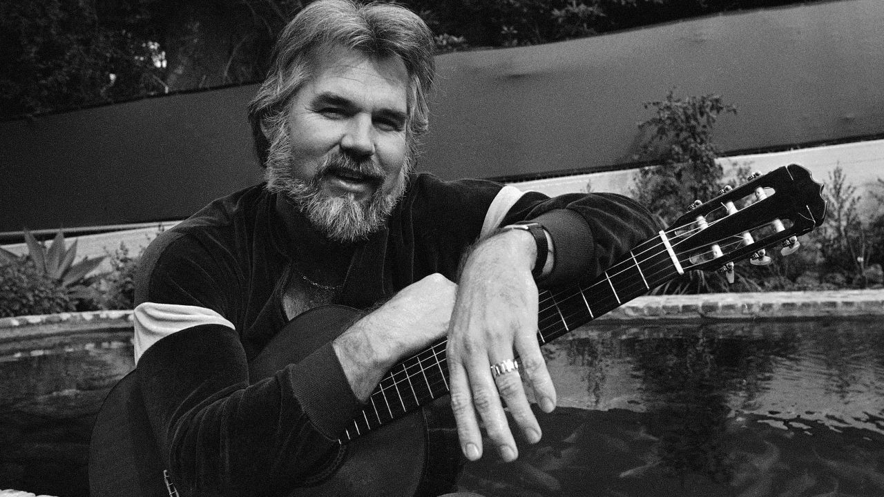 Kenny Rogers poses with his guitar in the backyard of his Brentwood, California, home in 1978.