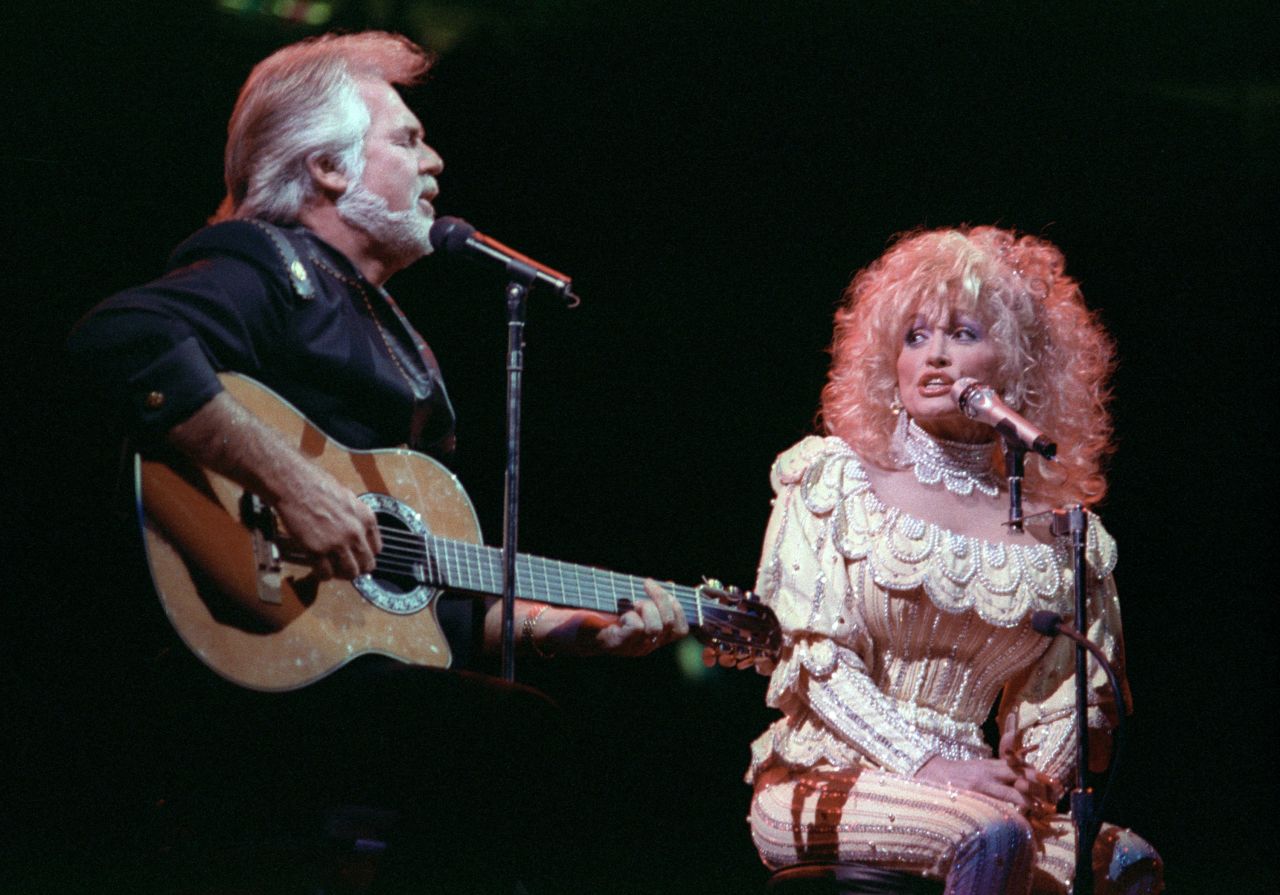 Rogers and Dolly Parton perform in 1990.