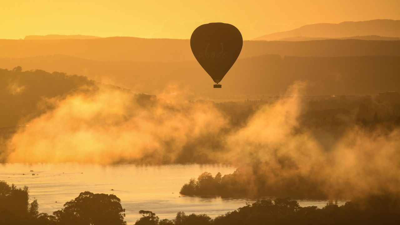 <strong>Canberra, Australia: </strong>On March 10, a hot-air balloon rises over Lake Burley Griffin during the Canberra Balloon Festival. 