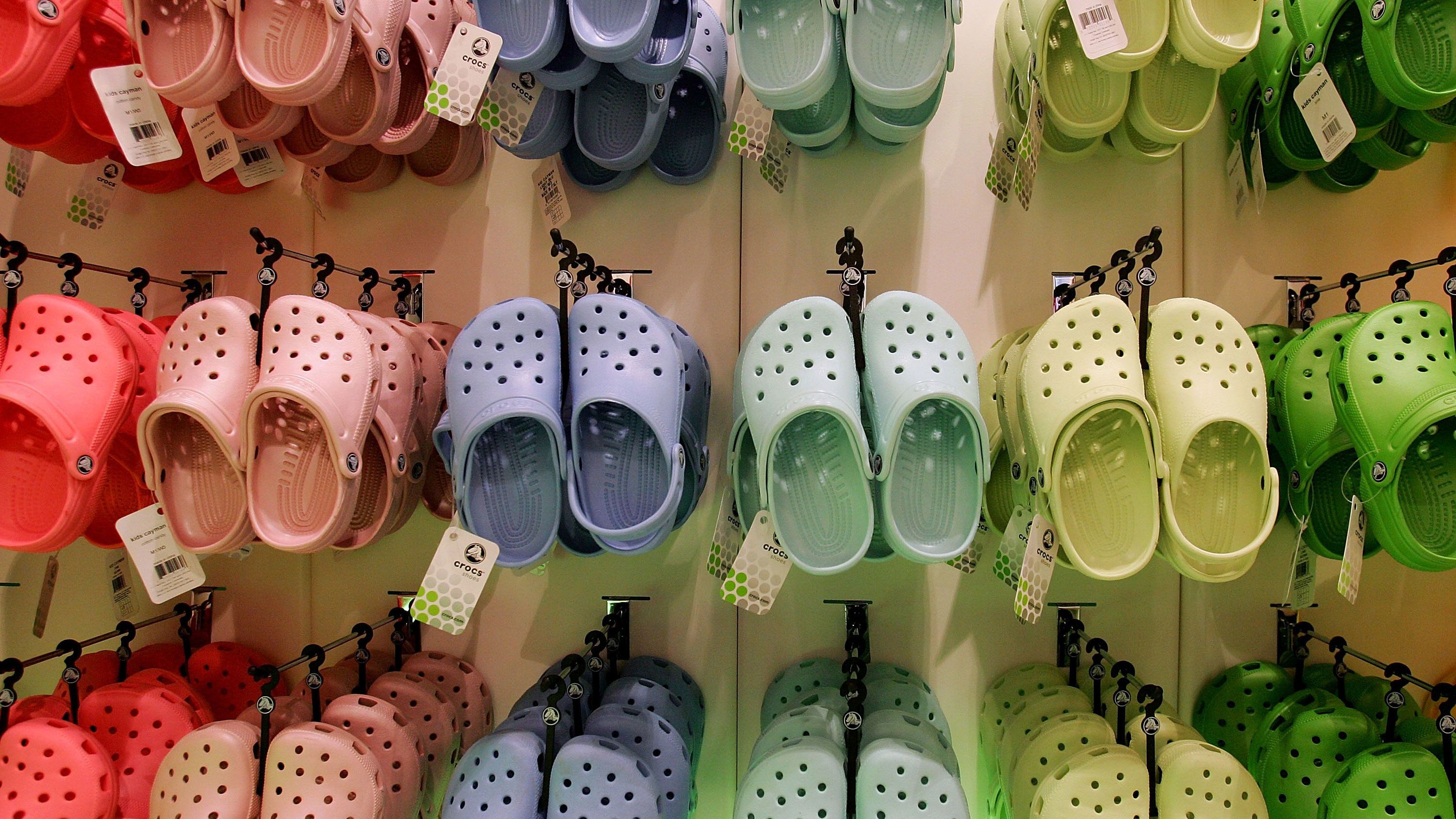 Crocs donating its shoes to healthcare workers | CNN Business