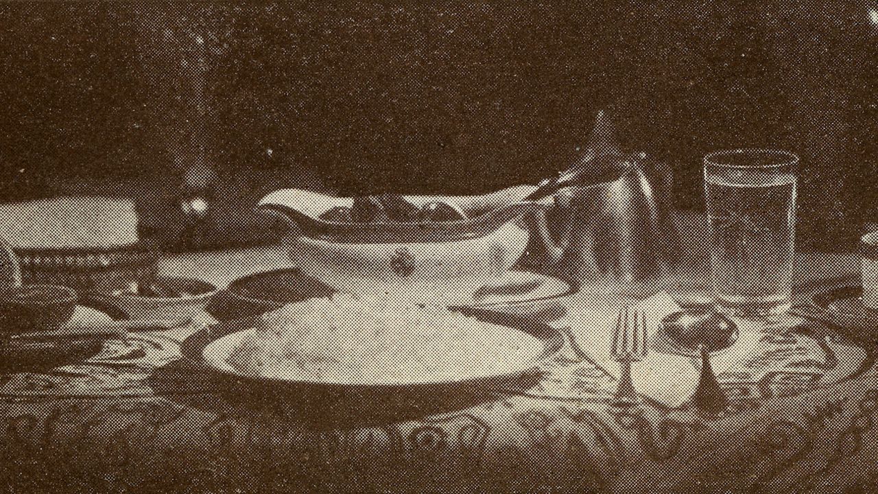 In 1927, Nakamuraya revamped its operations introduced Russian borscht, Chinese steamed buns and Indian curry to its menu. 