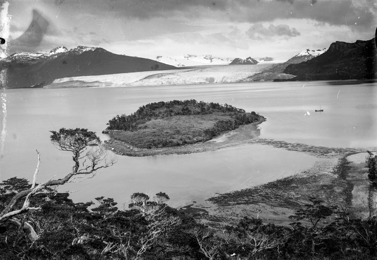 Chilean explorer and photographer Cristian Donoso followed in the footsteps of early 20th century missionary, Alberto de Agostini, to recreate his images of Patagonia's glaciers taken over a century ago. His photographs reveal how climate change has melted the glaciers. De Agostini left an archive of 11,000 images of Patagonia. This one, taken in 1914, shows the Marinelli glacier in Tierra del Fuego's Ainsworth Bay.<br />