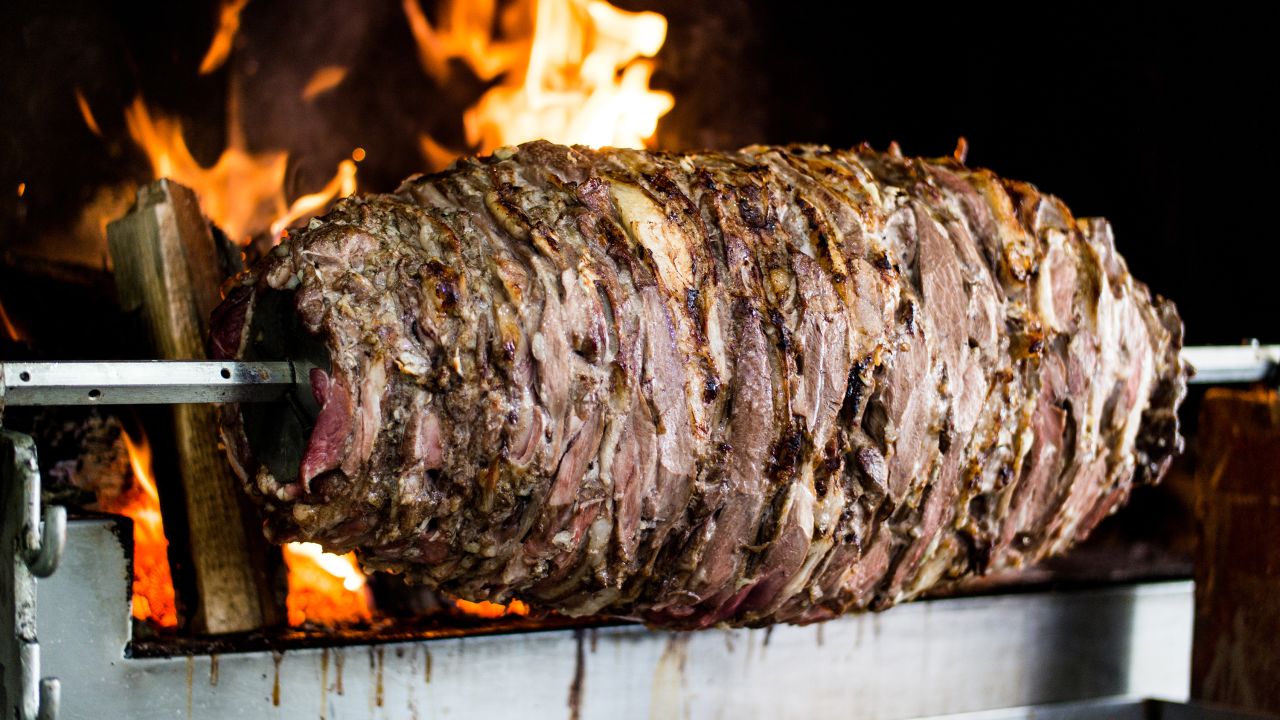 To prepare this dish, marinated lamb meat is roasted on a horizontal rotating spit and cooked over a wood fire. 