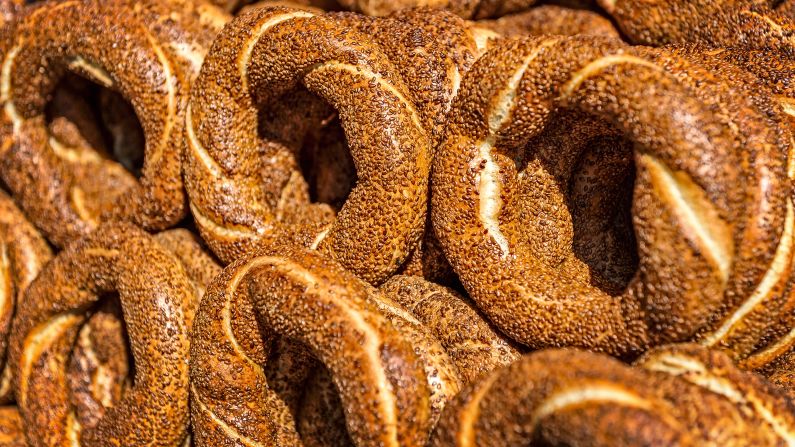<strong>Simit: </strong>Also known as "koulouri," this circular bread, usually covered with sesame seeds, is one of the most popular street foods in Istanbul, Turkey.