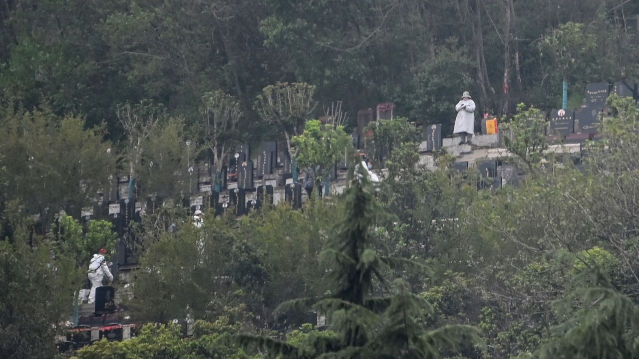 Wuhan residents had been unable to bury their loved ones for months, as authorities banned funerals and shut cemeteries to cut coronavaris risks.