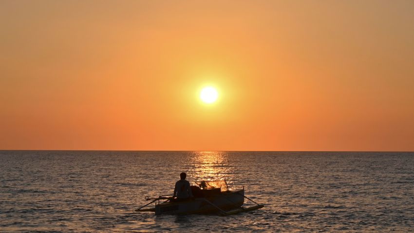 Esta foto tomada el 14 de febrero de 2020 muestra a un pescador filipino navegando al atardecer desde la costa de Bacnotan, provincia de La Union, en el noroeste de Filipinas frente al mar de China Meridional.  (Foto de Romeo GACAD/AFP) (Foto de ROMEO GACAD/AFP vía Getty Images)