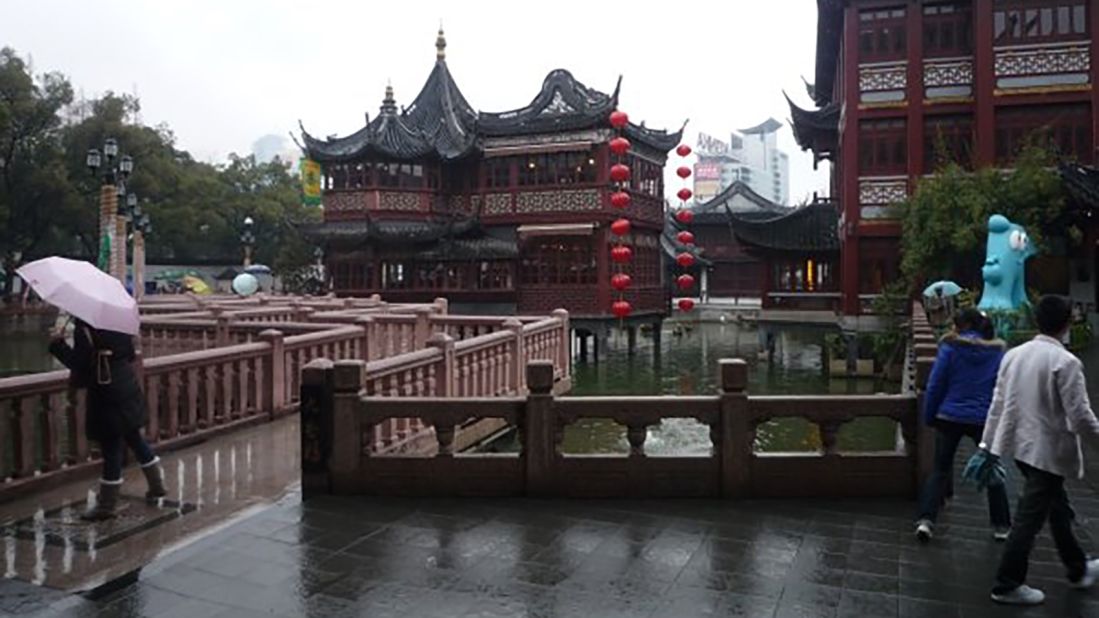 <strong>Yuyuan Garden: </strong>I visited Shanghai's gardens on a rainy day.