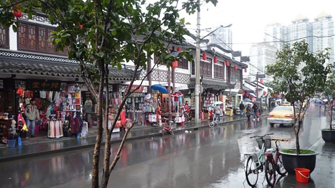 <strong>China shopping:</strong> It rained a lot in Shangai during my visit, but I still enjoyed wandering around the big city.