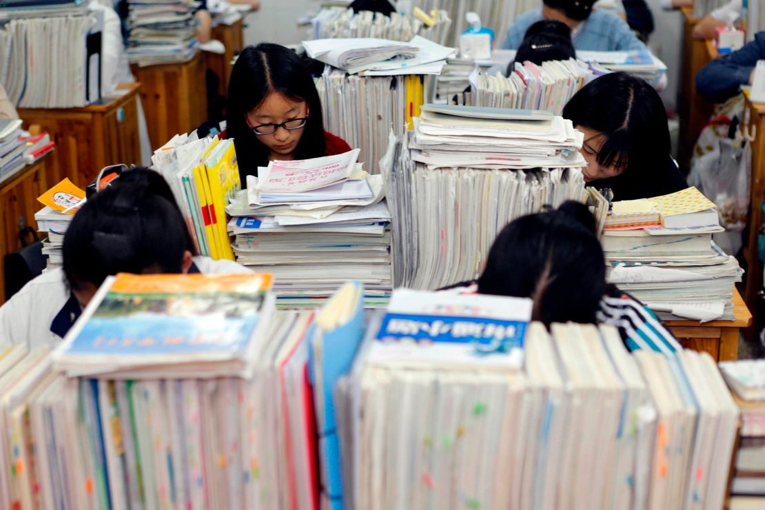 Senior high school students studying at night to prepare for the 2016 gaokao at a high school in Lianyungang, east China's Jiangsu province.