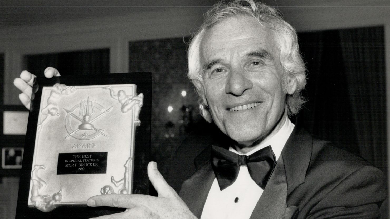 Mort Drucker, shown in 1987, started working for Mad Magazine in the mid-1950s.