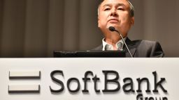  Изпълнителният директор на групата Softbank Масайоши Сон отговаря на въпрос по време на пресконференция за обявяване на финансовите резултати на компанията в Токио на 7 август 2019 г. - Японската група SoftBank заяви на 7 август нетната си печалба за първото тримесечие повече от три пъти благодарение на изключителните печалби, свързани с продажба на дялове в китайския гигант за електронна търговия Alibaba. (Снимка от Toshifumi KITAMURA / AFP) (Снимката трябва да гласи TOSHIFUMI KITAMURA/AFP чрез Getty Images)