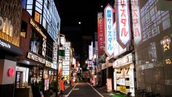 A general view shows an empty street of at Tokyo's entertainment district of Kabukicho on April 7, 2010. - Japan's Prime Minister Shinzo Abe on April 7 declared a month-long state of emergency in Tokyo and six other parts of the country over a spike in coronavirus cases.