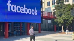 06 November 2019, US, Menlo Park: An employee of the Internet company Facebook walks through the courtyard of the company campus in Menlo Park, California. The building complex used to house the technology group Sun Microsystems, which was taken over by the database manufacturer Oracle in 2010. Photo: Christoph Dernbach/dpa (Photo by Christoph Dernbach/picture alliance via Getty Images)