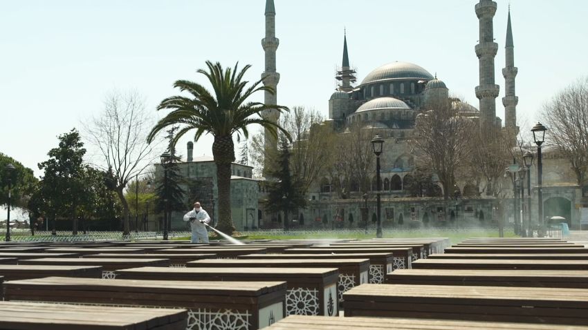 Screengrab from Arwa Damon's package on Turkey's response to coronavirus