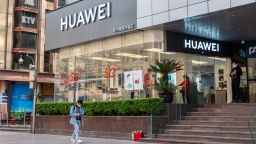 The light box of Nanjing Road Pedestrian Street is already an advertisement for HUAWEI P40 series 5G mobile phone, while the two sides of the advertisement are the rival Apple and Samsung's flagship store. 