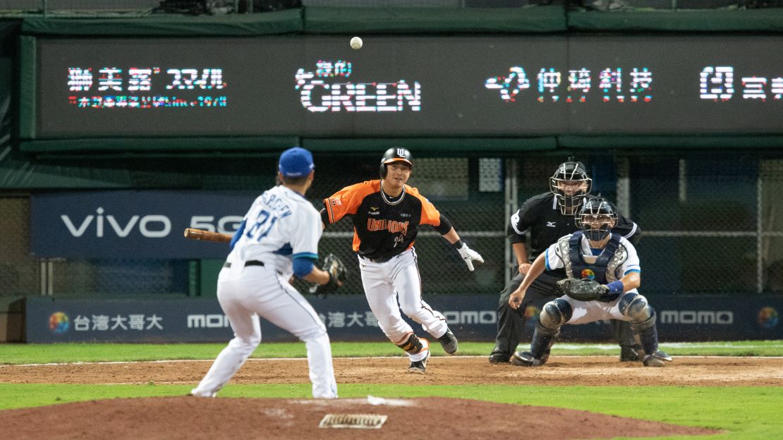Chieh-Hsien Chen hit a ground out at the top of the 5th inning during the CPBL game between Uni-Lions and Fubon Guardians at Xinzhuang Baseball Stadium.