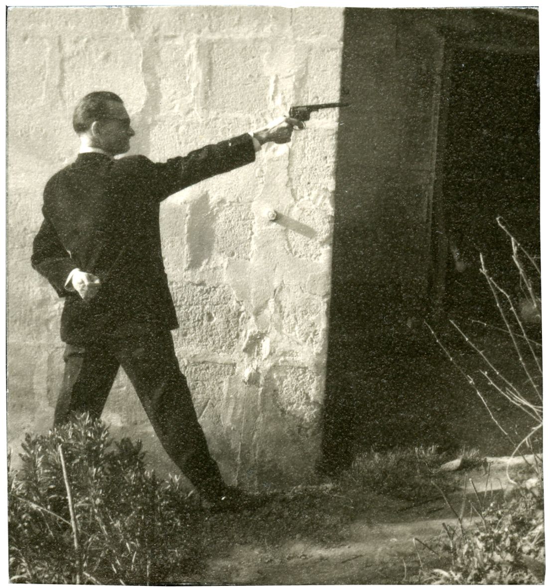 "Pierre Molinier tirant au pistolet" (Pierre Molinier draws a pistol), circa 1955