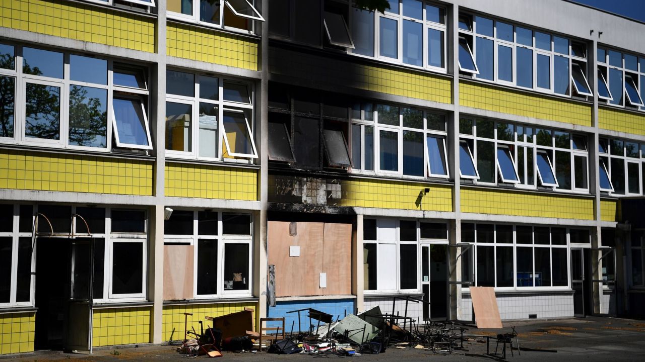 An elementary school was set on fire on Tuesday in Gennevilliers, in the northern suburbs of Paris, after tensions escalated.