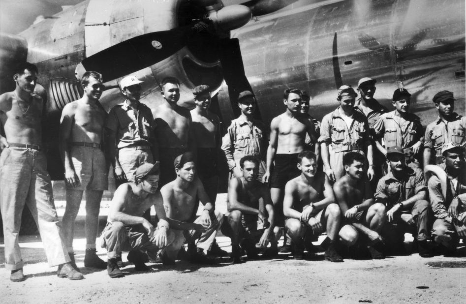 <strong>Post mission: </strong>The ground and flight crew of the B-29 bomber Enola Gay at Tinian in the Mariana Islands after the atomic bombing mission on Hiroshima. 