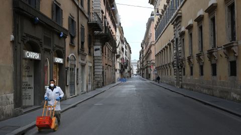 One of Rome's main shopping streets, Via del Corso, is deserted on March 12.