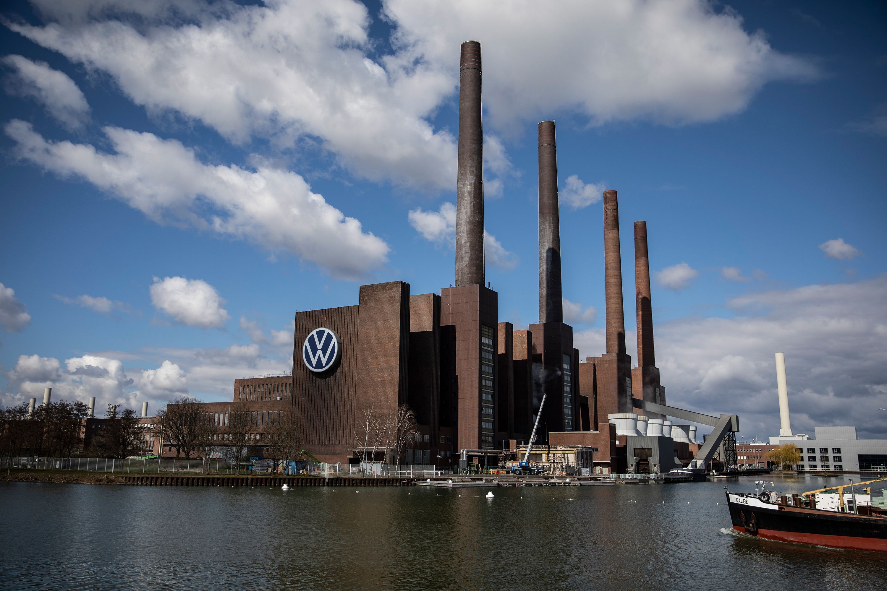 Germany: VW Wolfsburg plant reopens after coronavirus shutdown | CNN  Business