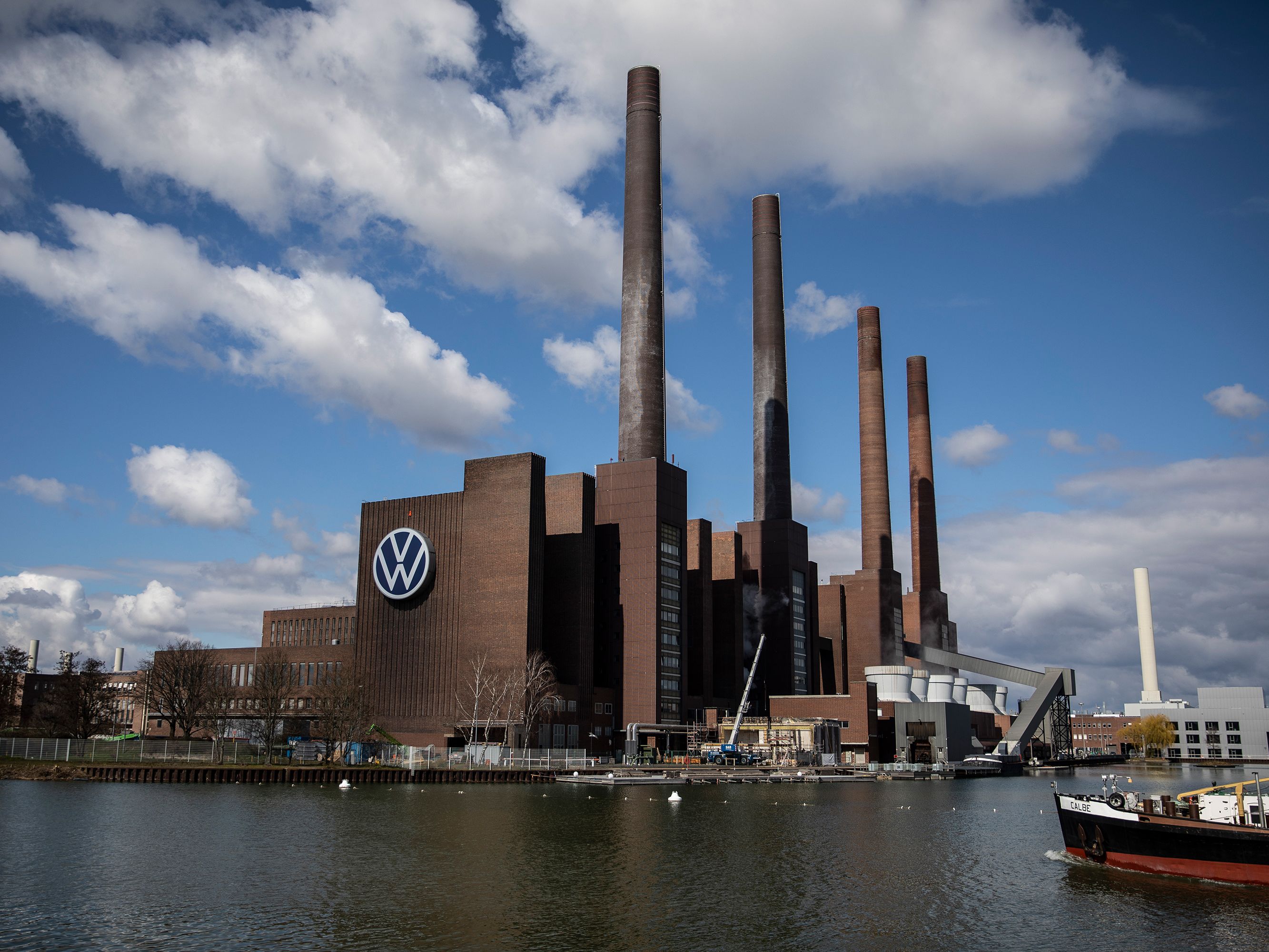 Germany: VW Wolfsburg plant reopens after coronavirus shutdown | CNN  Business
