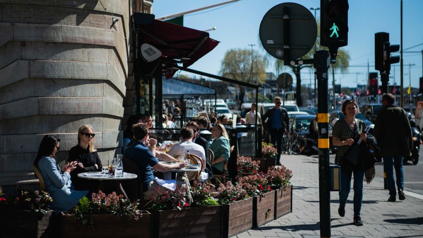 People have lunch at a restaurant in Stockholm on April 22, 2020, during the coronavirus COVID-19 pandemic. (Photo by Jonathan NACKSTRAND / AFP) (Photo by JONATHAN NACKSTRAND/AFP via Getty Images)