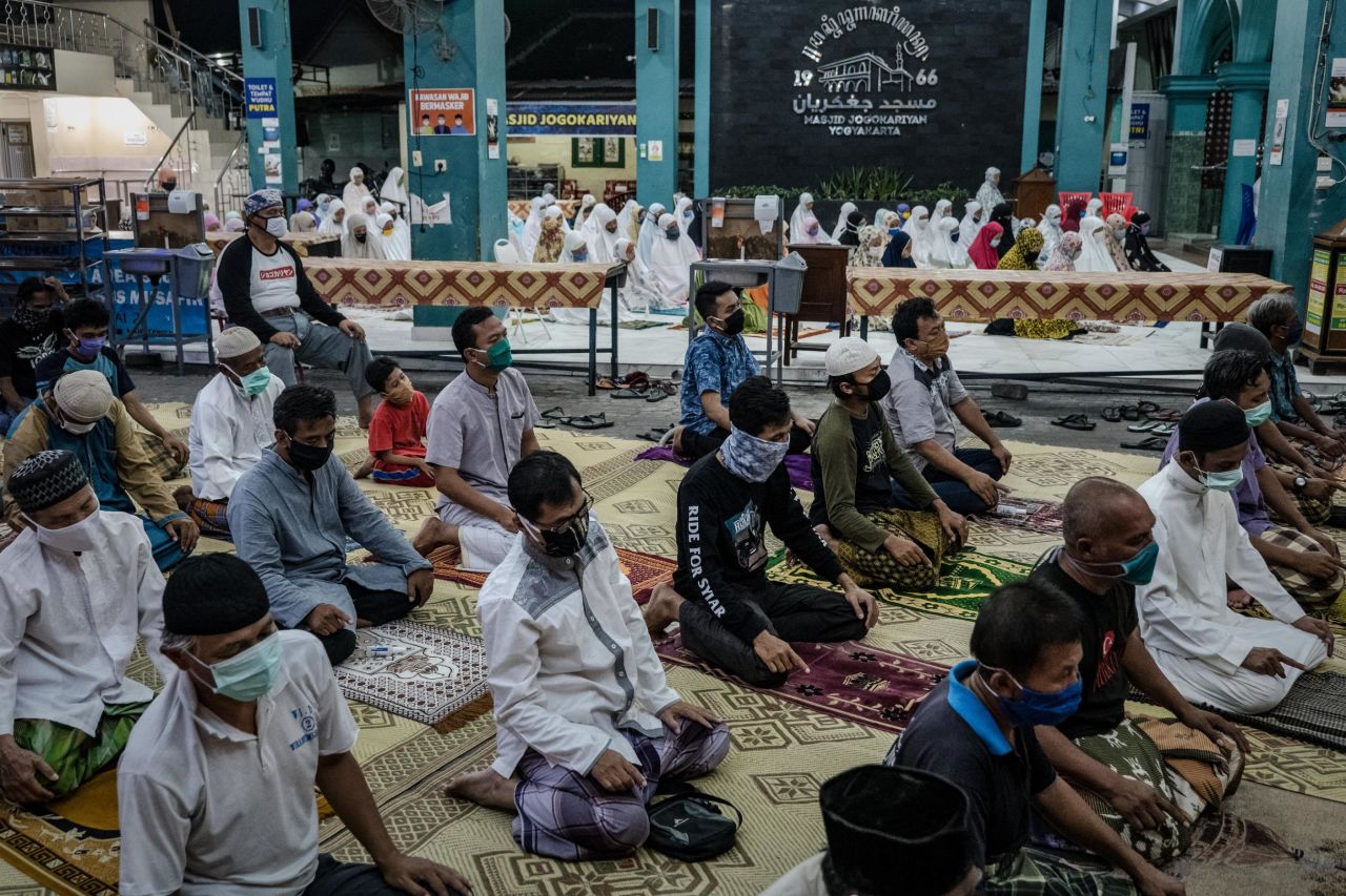 Indonesian muslims perform Tarawih prayers at Jogokaryan Mosque as marking the start of holy month of Ramadan on April 23, 2020 in Yogyakarta, Indonesia. 