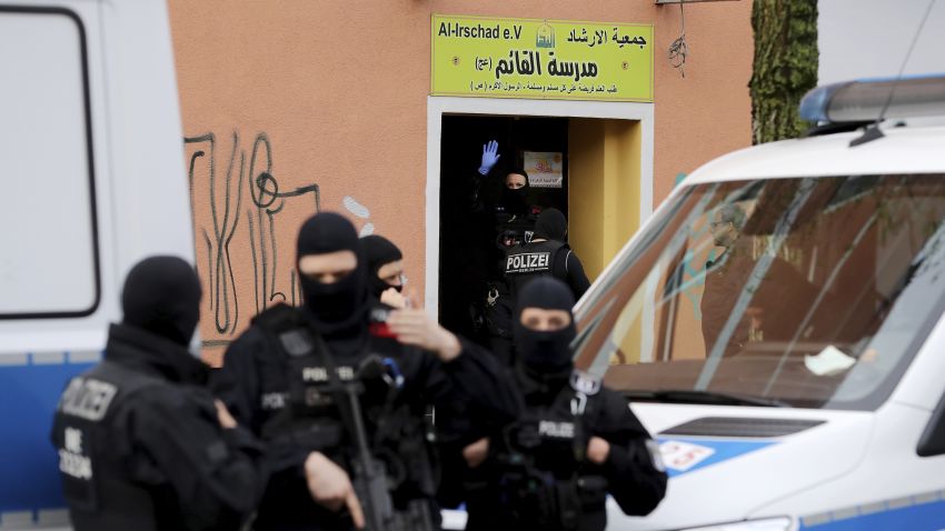 Police are on duty at the Al-Irschad mosque Federal Minister of the Interior Seehofer (CSU) has issued a ban on Hezbollah activities on Thursday, April 30. Christoph Soeder/picture-alliance/dpa/AP