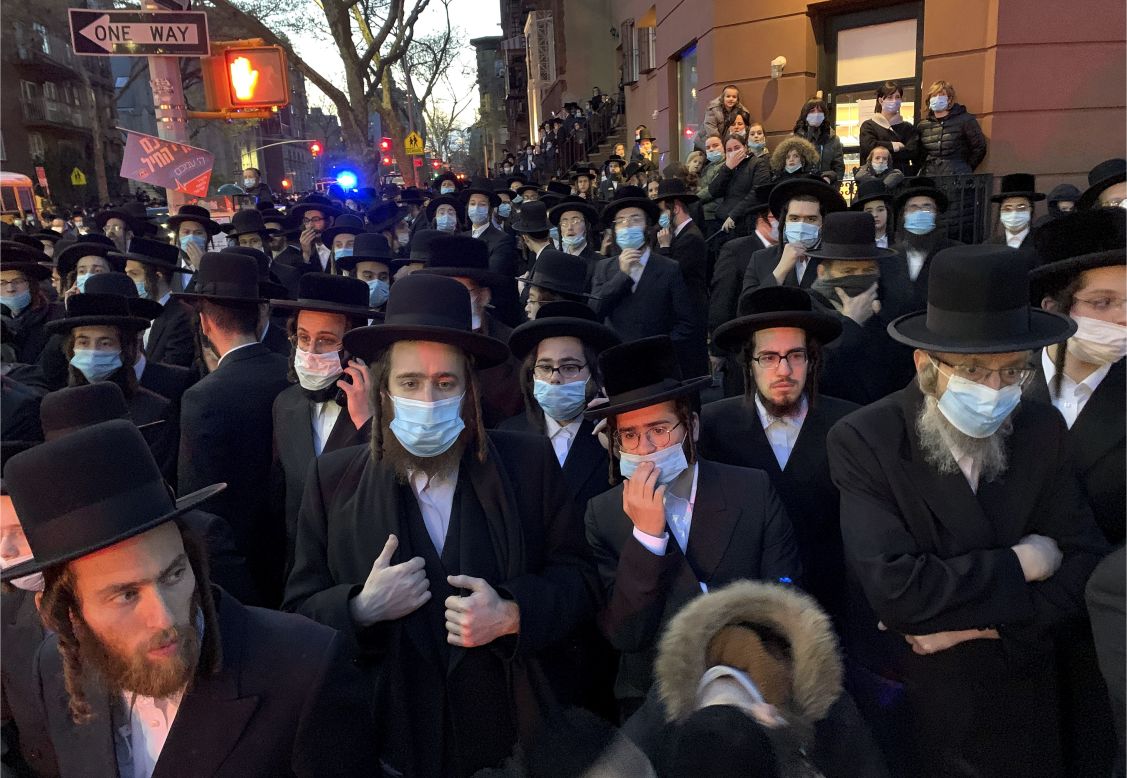 Hundreds of mourners gather in New York on Tuesday, April 28, to observe a funeral for Chaim Mertz, a rabbi and Hasidic Orthodox leader. Mayor Bill de Blasio<a href="https://twitter.com/NYCMayor/status/1255308172178358273" target="_blank" target="_blank"> tweeted</a> that he went to the funeral himself to ensure that the large crowd was dispersed.