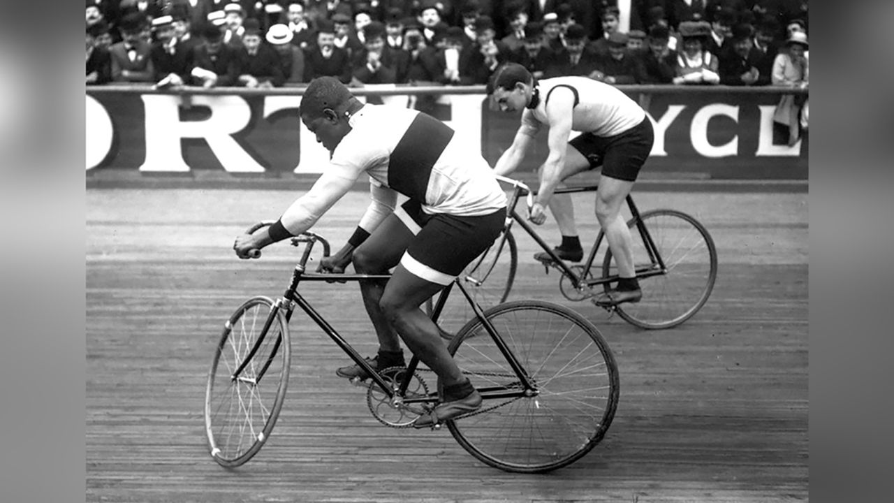 Major Taylor and Léon Hourlier at a standstill during a race at the Vélodrome Buffalo in Paris in 1909.