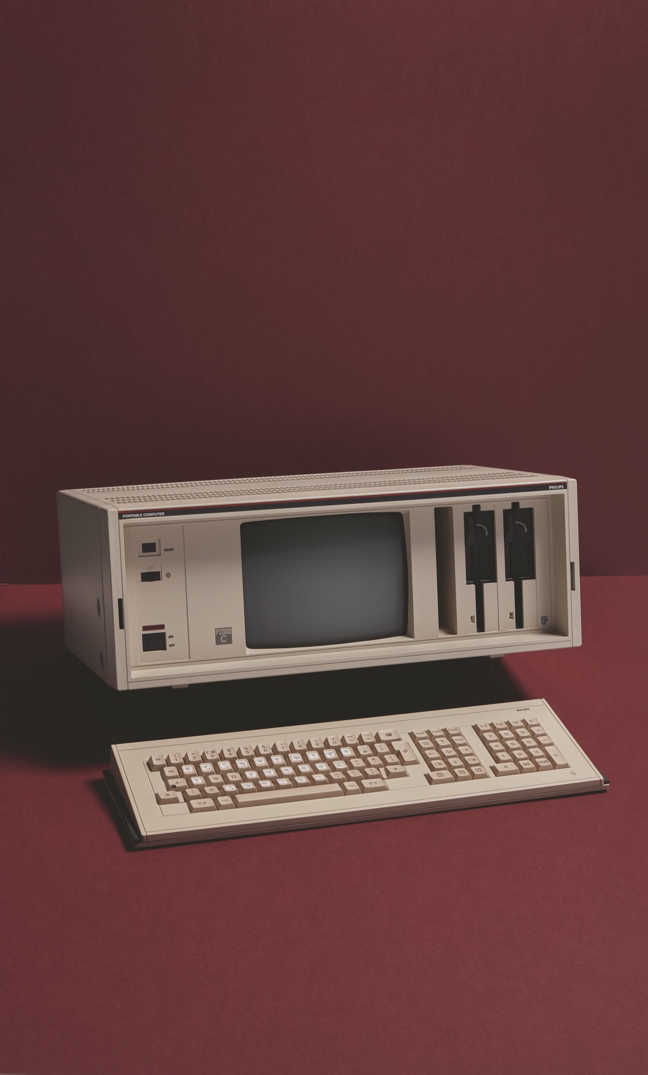 The "portable" Philips P2000C weighed 15 kilograms and was fitted with a 9-inch green-screen monitor. 