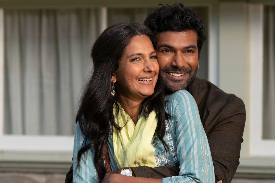 Devi's parents are played by Poorna Jagannathan as Nalini Vishwakumar and Sendhil Ramamurthy as Mohan Vishwakumar.