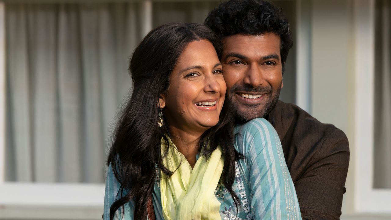 Devi's parents are played by Poorna Jagannathan as Nalini Vishwakumar and Sendhil Ramamurthy as Mohan Vishwakumar.