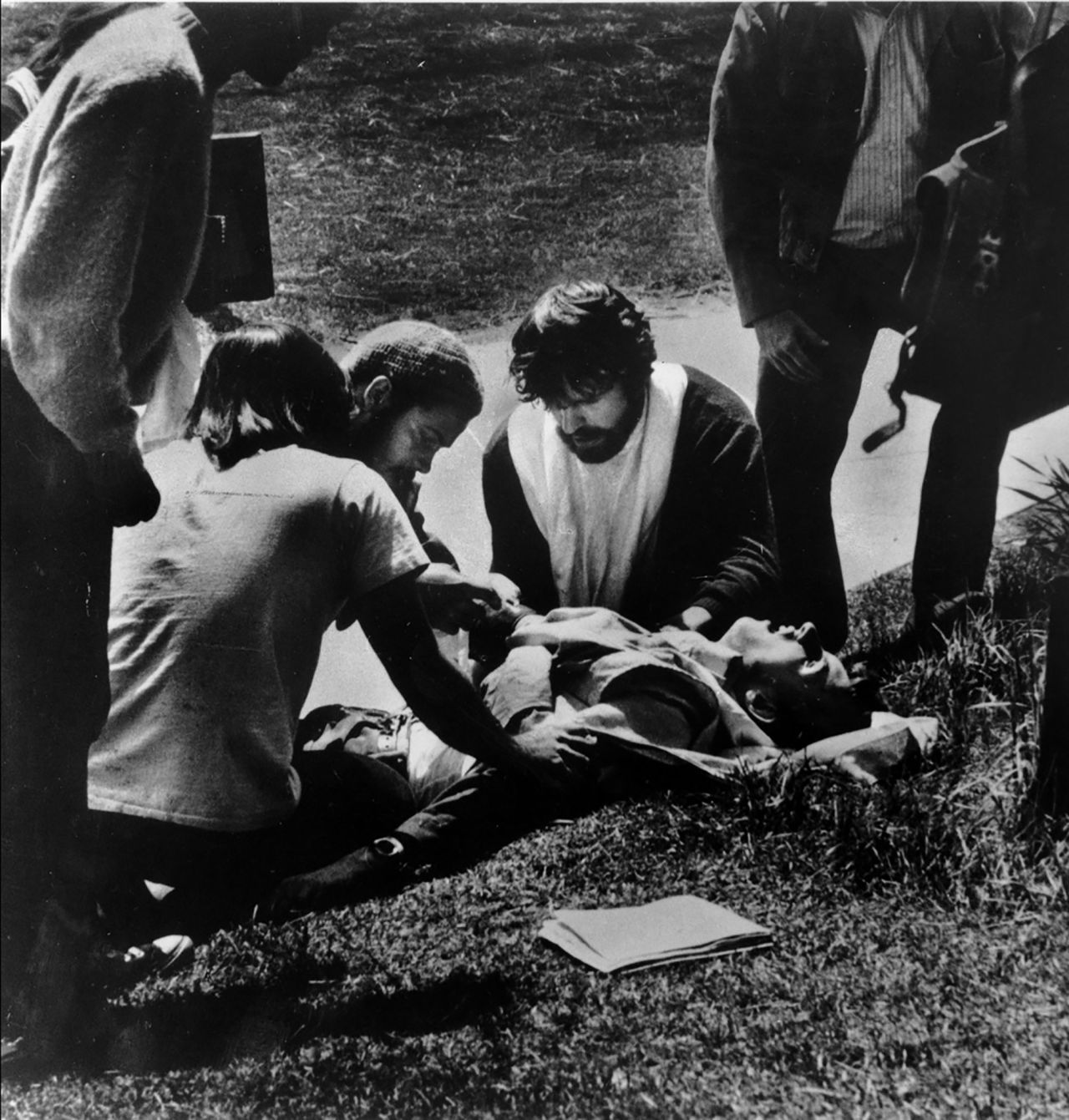 Kent State students gather around a wounded student.