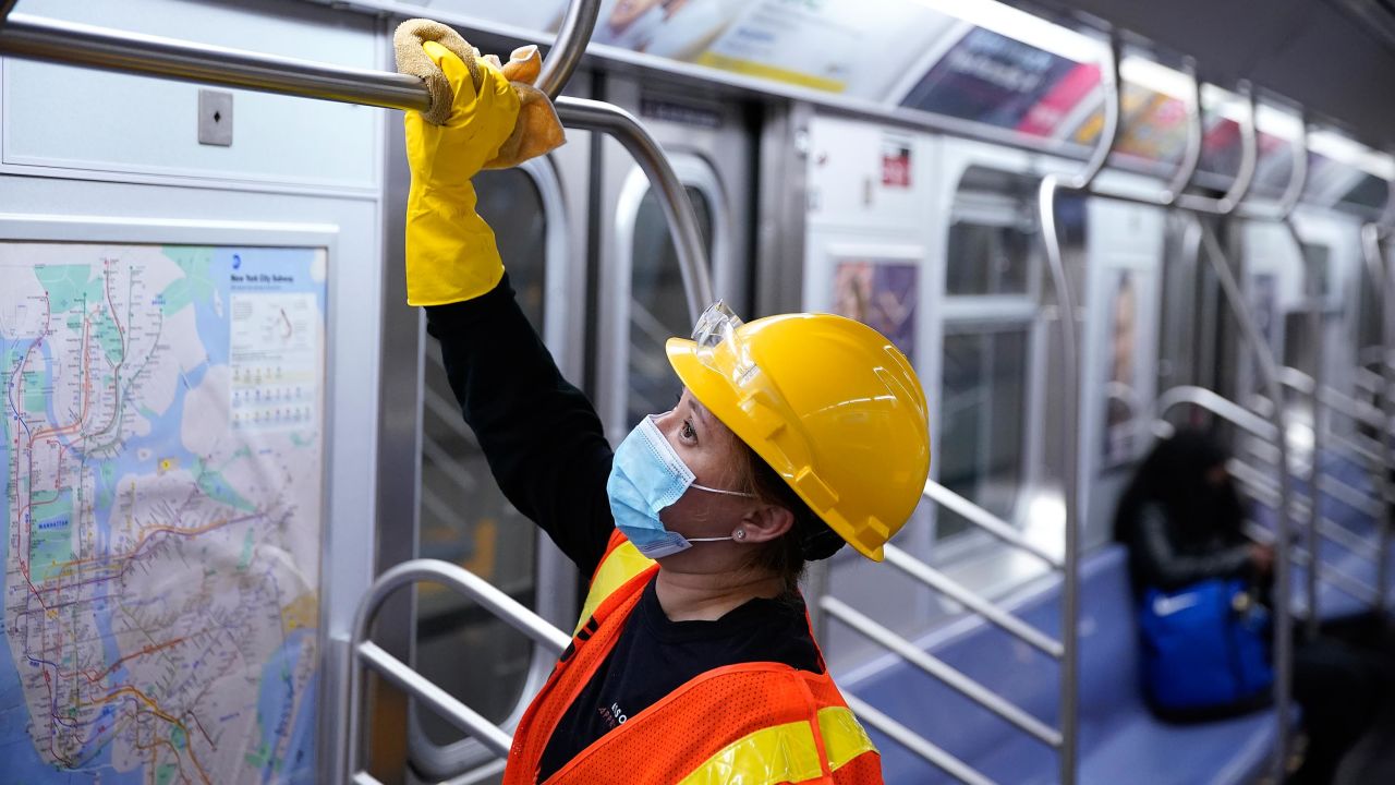 04 new york subway cleaning 0505 RESTRICTED