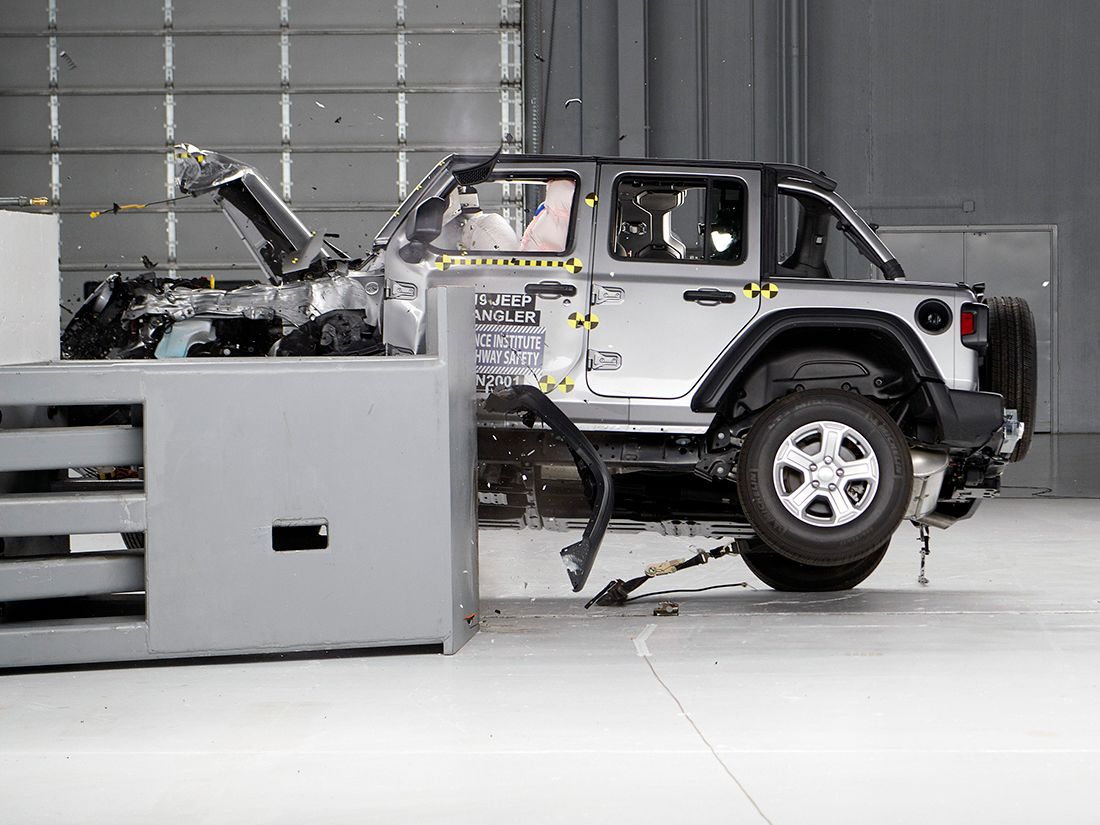 Jeep Wrangler tips over in crash test | CNN Business