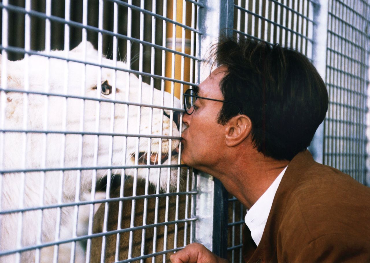 Horn kisses the lioness Tandy at a safari park in Holte-Stukenbrock in 1997.<br />