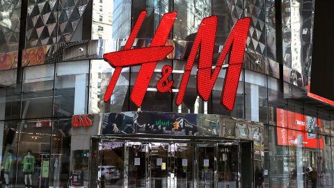 A picture of the exterior of a New York City H&M store.