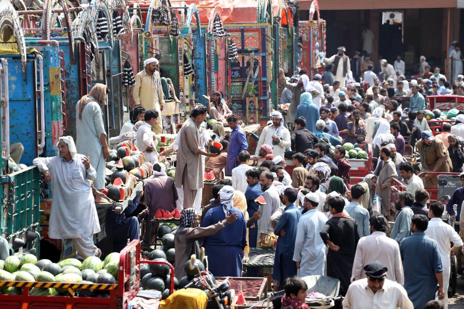 Vendors purchase seasonal fruits in Islamabad, Pakistan, on May 9. 