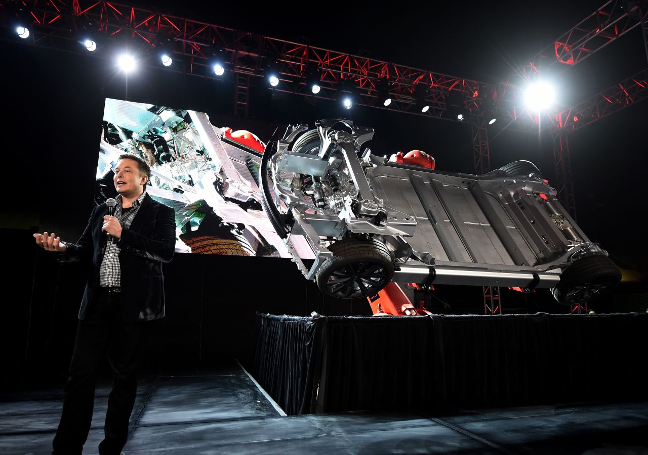 Musk unveils the dual-engine chassis of the new Tesla Model D in 2014.
